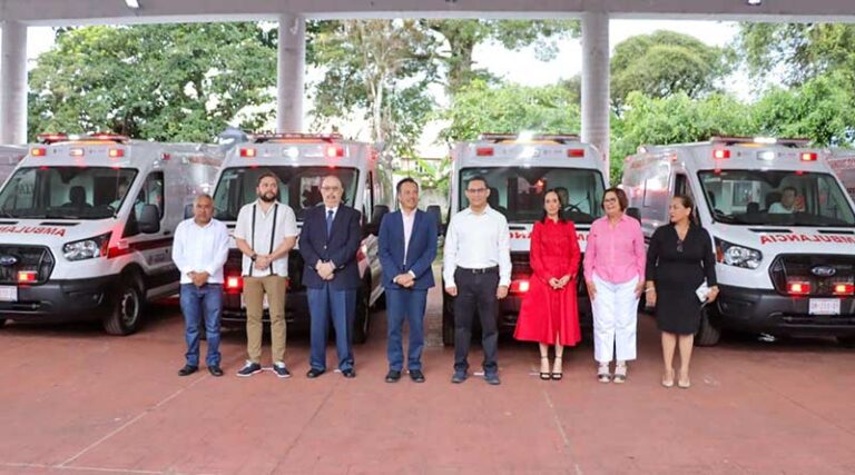 Entrega de Ambulancias Terrestres de Urgencias Básicas SaludVeracruz